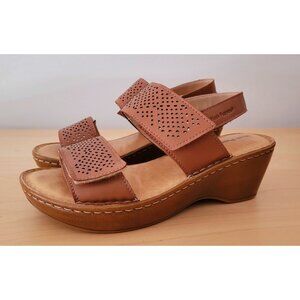 Adjustable Hush Puppies sandals / size 37 (6.5 - 7 US)